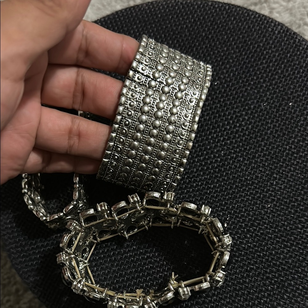 Elegant Silver and Black Bracelet Set - Picture 7 of 11